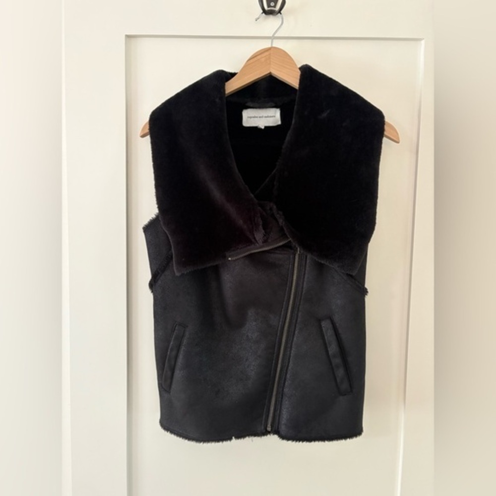 CUPCAKES AND CASHMERE | Faux Suede Fur Zip Front Vest boho Neutral Black (S)